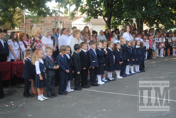 Перший дзвоник відсвяткували у Мукачівській гімназії (ФОТОРЕПОРТАЖ) – 17 Перший дзвоник відсвяткували у Мукачівській гімназії (ФОТОРЕПОРТАЖ) – 17