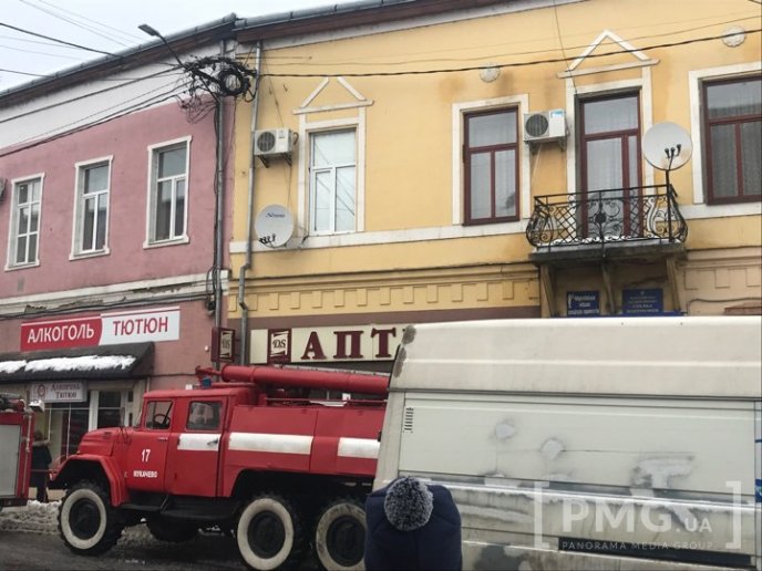 У центрі Мукачева горить дах багатоквартирного будинку – 03 У центрі Мукачева горить дах багатоквартирного будинку – 03