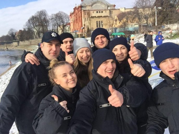 Патрульні поліцейські занурились у холодний Уж – 08