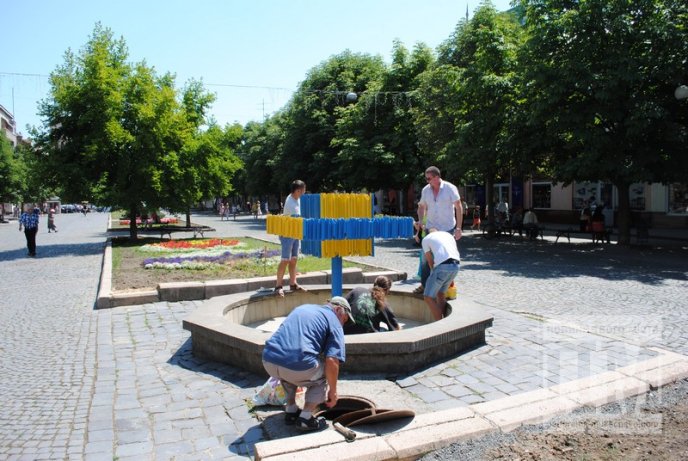 Фонтан у центрі Мукачева став жовто-блакитним (ФОТО) – 08