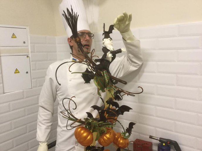 У соцмережі показали фото незвичного "привида" ужгородського ліхтарника – 02