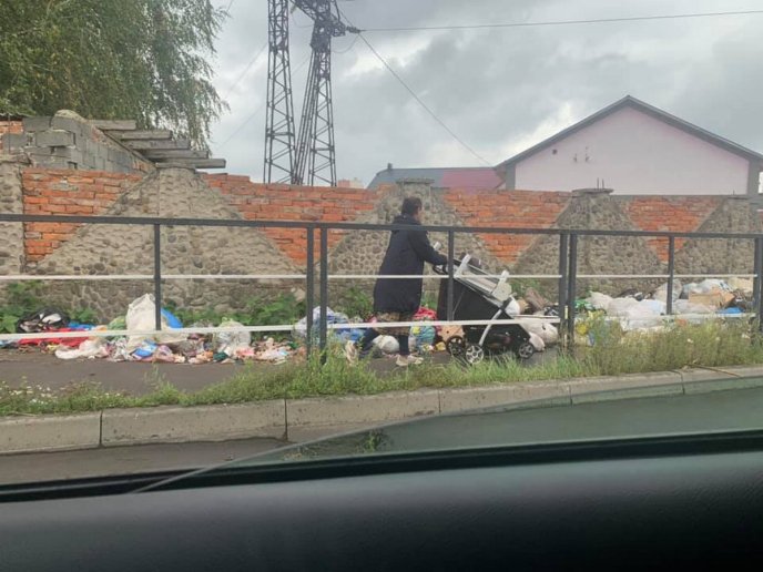 "Відвезти баронові під двері": побачене в Мукачеві обурило людей – 01