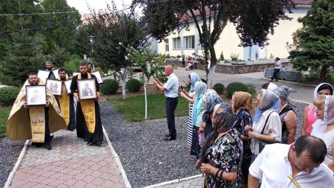 У Мукачево прибули ікони з мощами 10-ти святих цілителів – 01 У Мукачево прибули ікони з мощами 10-ти святих цілителів – 01