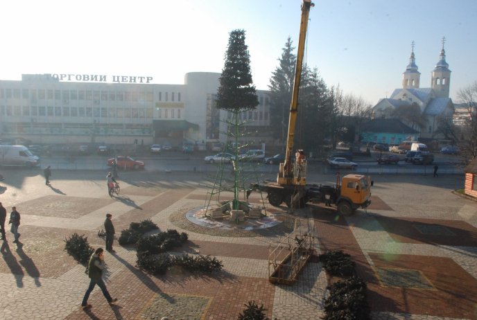 Головна ялинка Іршави цьогоріч буде штучною – 01 Головна ялинка Іршави цьогоріч буде штучною – 01