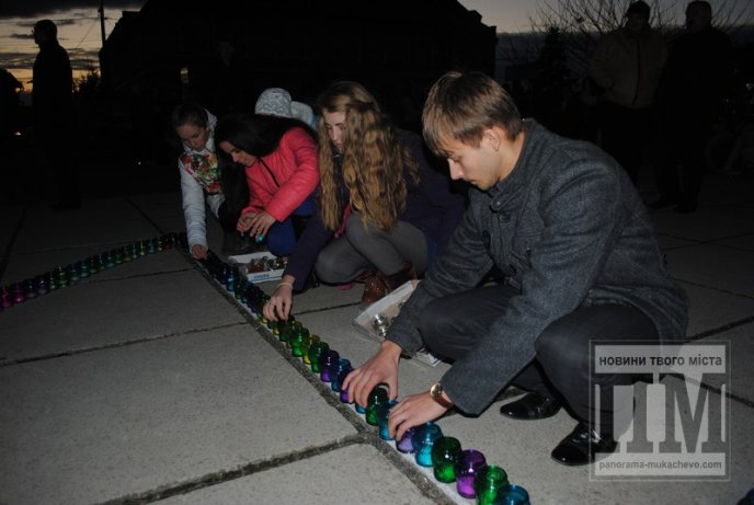 У Мукачеві запалили найбільший герб України на Закарпатті (ФОТОРЕПОРТАЖ) – 09