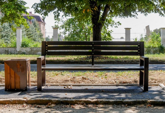 Нові лавочки та урни: в Ужгороді облагородили Слов’янську набережну – 03 Нові лавочки та урни: в Ужгороді облагородили Слов’янську набережну – 03