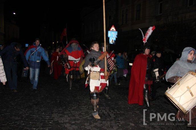 Яскраве святкування Дня святого Мартина у Мукачеві: парад ліхтариків, лицарські бої та вогняне шоу – 39 Яскраве святкування Дня святого Мартина у Мукачеві: парад ліхтариків, лицарські бої та вогняне шоу – 39