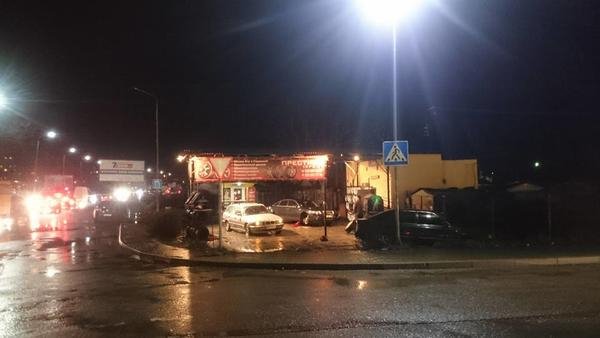 Через залиту водою яму на дорозі біля "Епіцентру", кілька ужгородських водіїв втратили колеса на автівках – 01 Через залиту водою яму на дорозі біля "Епіцентру", кілька ужгородських водіїв втратили колеса на автівках – 01