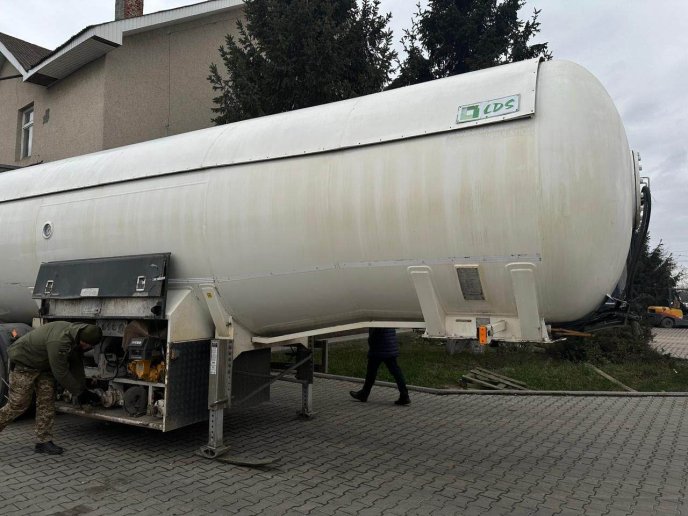 Через кордон спробували перевезти автоцистерну, заповнену цигарками – 01