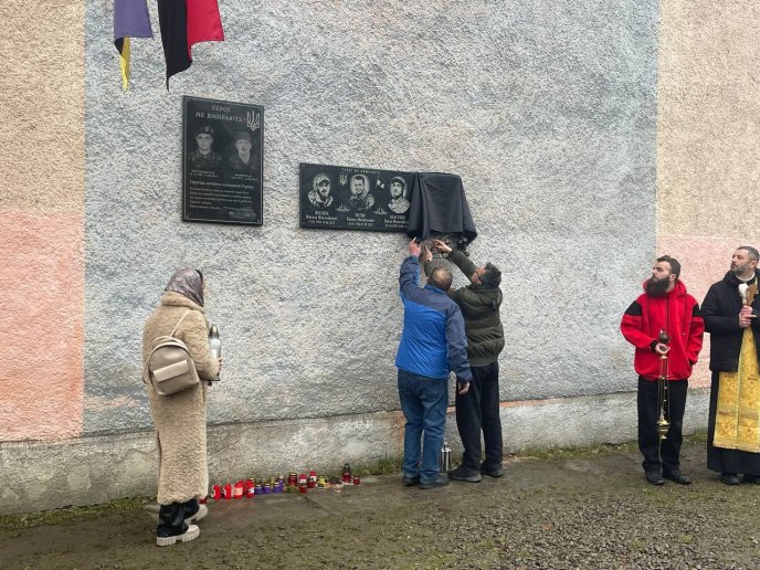 У Рахові відкрили пам’ятну дошку на честь полеглого захисника – 01 У Рахові відкрили пам’ятну дошку на честь полеглого захисника – 01