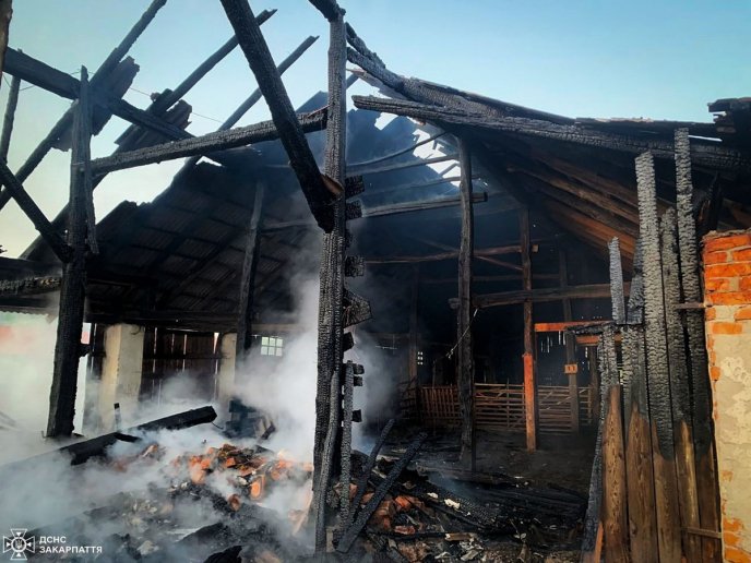 Рано-вранці в одному з сіл Хустського району гасили пожежу – 02 Рятувальники гасили пожежу у селі Горінчово