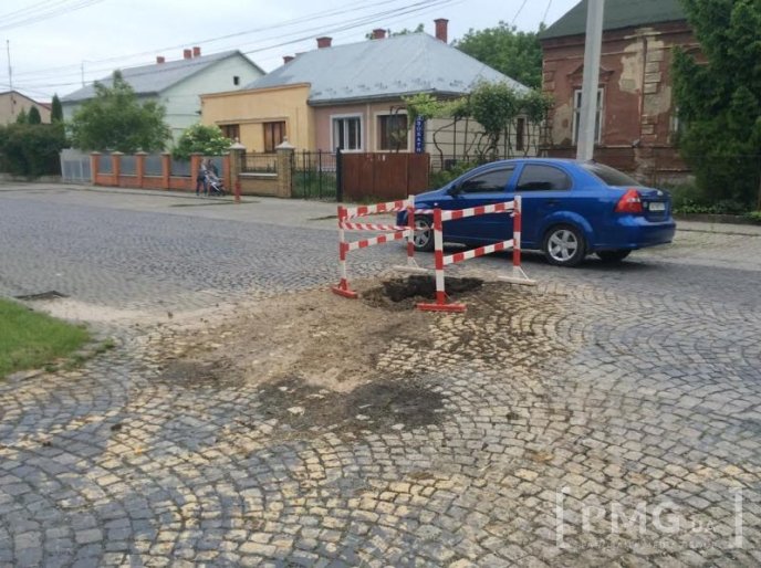У Мукачеві посеред дороги утворилось провалля завглибшки понад метр – 01