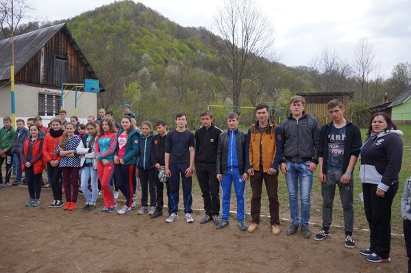 Юним волейболістам з Великої Угольки подарували спортивну форму – 05