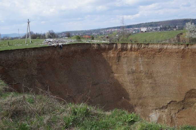 Гігантське провалля у Солотвині за три дні збільшилось практично вдвічі (ФОТО) – 03
