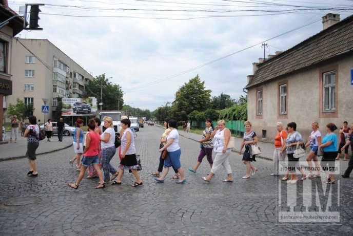 Сьогодні Мукачево мітингувало: сотні жінок перекрили дорогу та вимагали не забирати чоловіків у армію (ФОТО) – 37