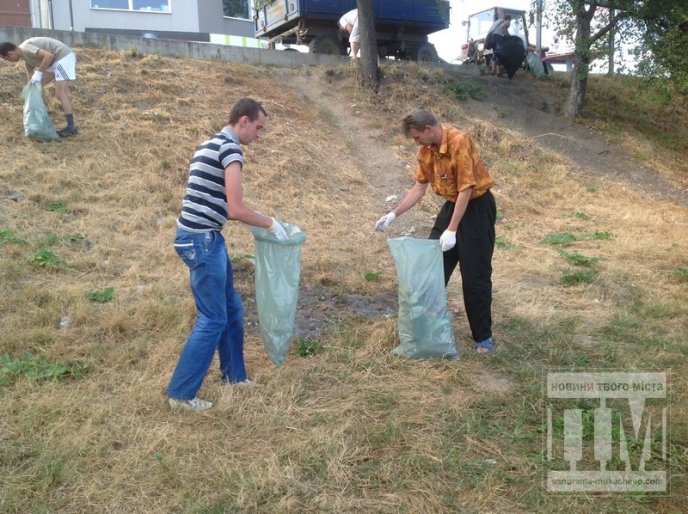 Свідомі мукачівці очищали набережну міста від сміття (ФОТО) – 07 Свідомі мукачівці очищали набережну міста від сміття (ФОТО) – 07