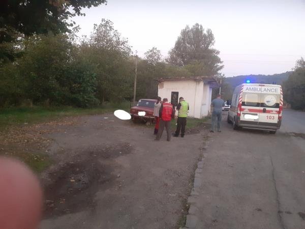 Вдосвіта водій на "Жигулях" врізався у автобусну зупинку: загинула людина – 02