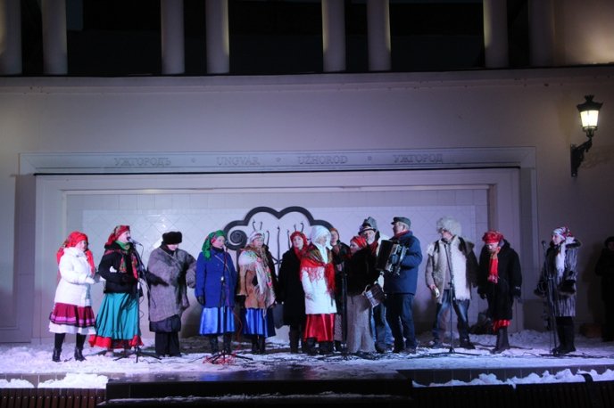 Різдво по-ужгородськи: як жителі обласного центру колядували – 10