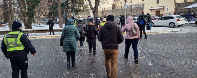 Біля міської ради мітингували обурені ужгородці – 01