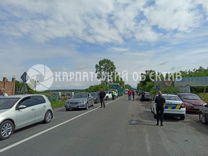 На Мукачівщині обурені люди перекрили дорогу – 07