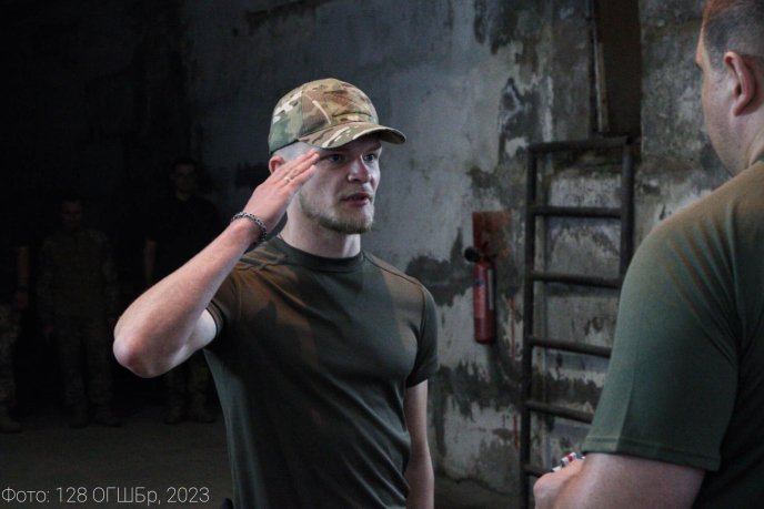 Командир 128 бригади вручив воїнам нагороди, відзнаки й чергові звання – 01