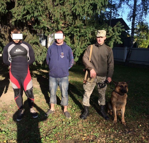 Побачивши прикордонників, контрабандисти покинули «Мерседес» і 30 пакунків сигарет – 04