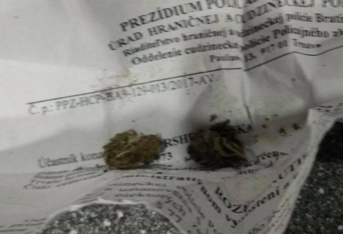 У Мукачеві чоловік провіз поліцейського на капоті авто – 01