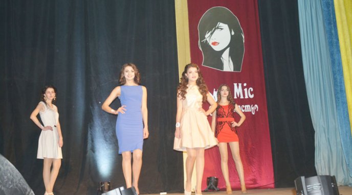 Красуні-дівчата змагались за титул найвродливішої студентки – 01