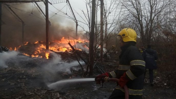 Рятувальники опублікували фото з місця масштабної пожежі у Виноградові – 01