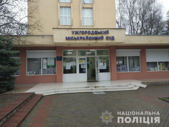 Правоохоронці встановлюють особу аноніма, який повідомив про замінування суду – 03