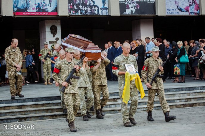 В Ужгороді в останню путь провели військових, які нещодавно трагічно загинули – 06