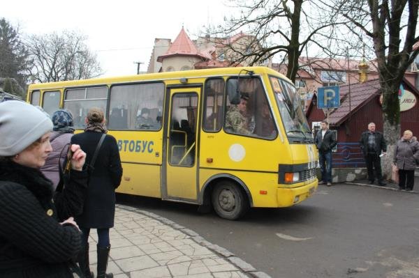 На колінах зі сльозами на очах полеглого "кіборга" зустріли мешканці рідної Ільниці (ФОТО) – 12