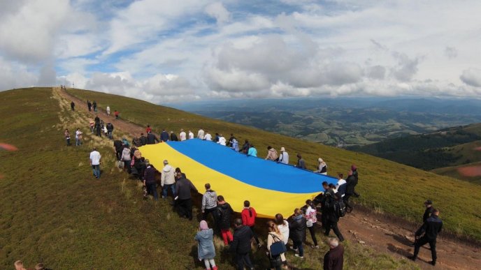 На вершині гори Великий Верх підняли прапор України – 02