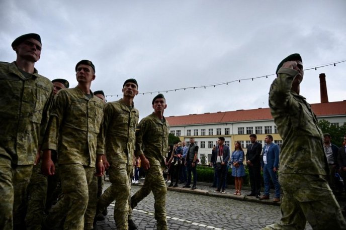 В Ужгороді провели військовий парад – 05
