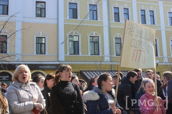 Протести у центрі Мукачева: сутички, заблокована ратуша та крики "Ганьба" в адрес мера – 07
