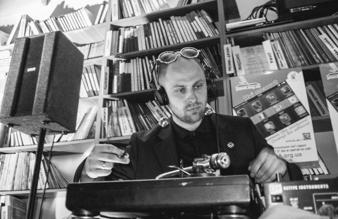 У Закарпатськй обласній бібліотеці ужгородці танцювали під "Круглий звук" – 03