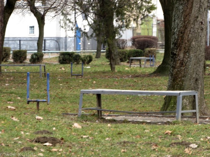 Сквер імені Андрія Кузьменка у Мукачеві: купа пляшок, бруд, поламані лавиці та викрадені смітники – 02