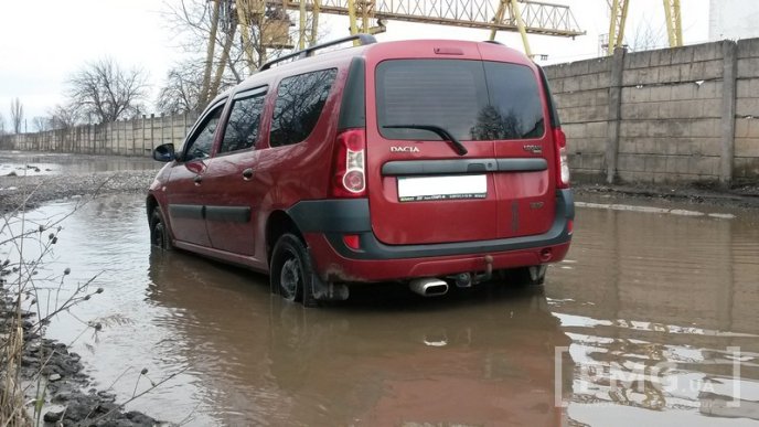 Вулиця в районі туристичної родзинки Мукачева жахає своїми ямами – 09 Вулиця в районі туристичної родзинки Мукачева жахає своїми ямами – 09