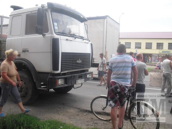 Минуло 24 години від початку блокування дороги у Ракошині, люди не відступають від свого (ФОТО) – 01
