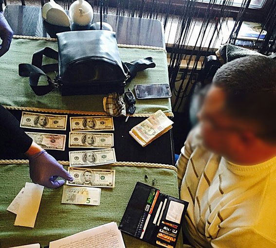 У Мукачеві за отримання хабара затримали лікаря-хірурга – 01