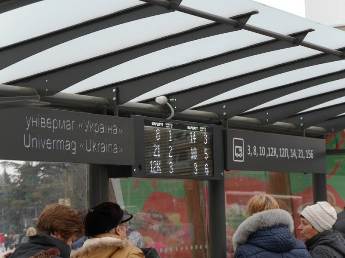 В Ужгороді завершують облаштування чотирьох “розумних” автобусних зупинок – 03