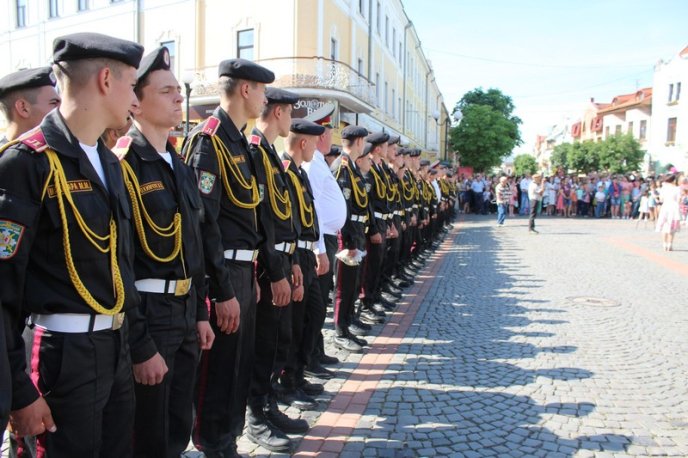 У центрі Мукачева військовим ліцеїстам вручали атестати – 04 У центрі Мукачева військовим ліцеїстам вручали атестати – 04