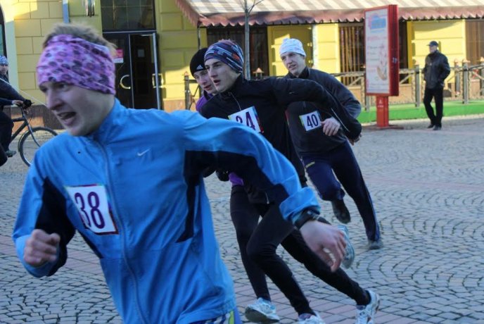 Мукачівці влаштували вулицями міста новорічний забіг – 12
