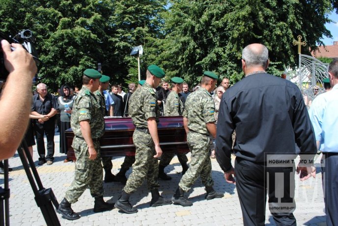 "Герої не вмирають!"У Мукачеві попрощалися з Вільгельмом Штольцелем, полеглим під Зеленопіллям (ФОТО) – 15