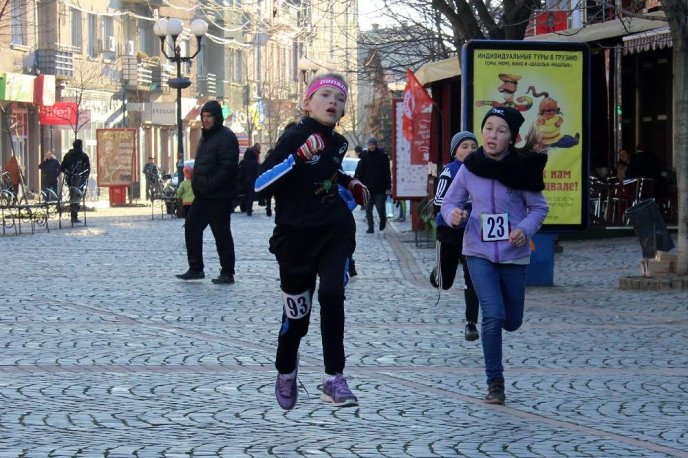 Мукачівці влаштували вулицями міста новорічний забіг – 03