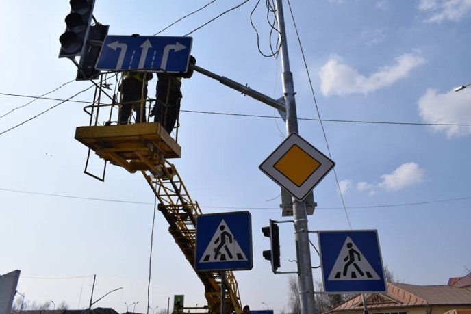 На одному з перехресть Ужгорода встановлюють світлофори – 03