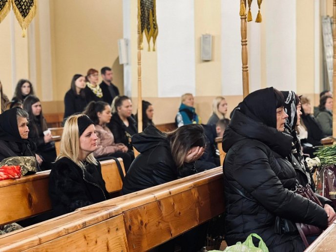 У Мукачеві попрощалися із 18-річним Героєм, який загинув на війні – 03