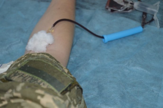 Прикордонники здавали кров, щоб врятувати чуже життя – 01