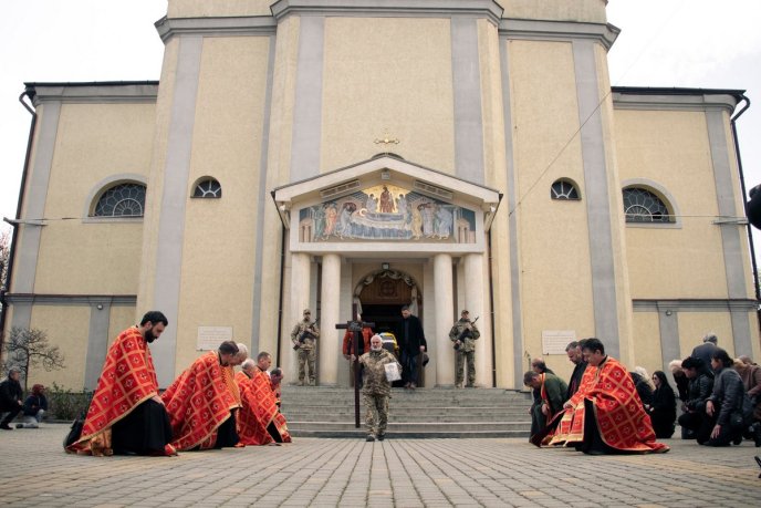 У Мукачеві прощалися з Героєм, який три роки був на передовій – 04