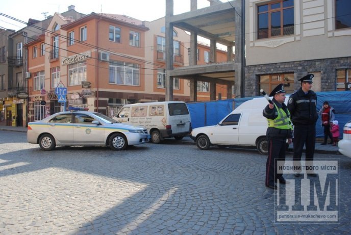 Підозріла "вибухова" сумка у центрі Мукачева виявилась пустою (ФОТО) – 03